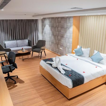 Hotel Tulips Grand Хидерабад Екстериор снимка