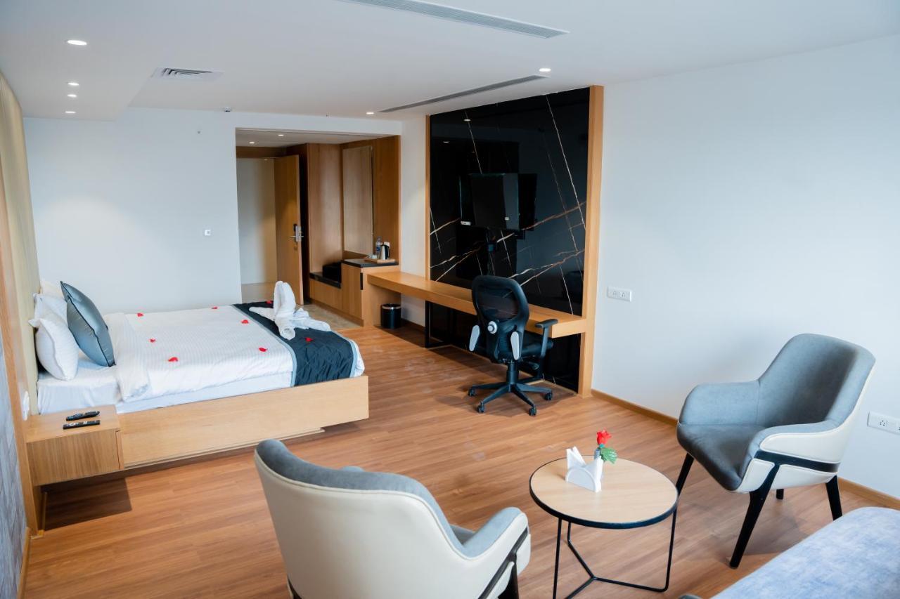 Hotel Tulips Grand Хидерабад Екстериор снимка