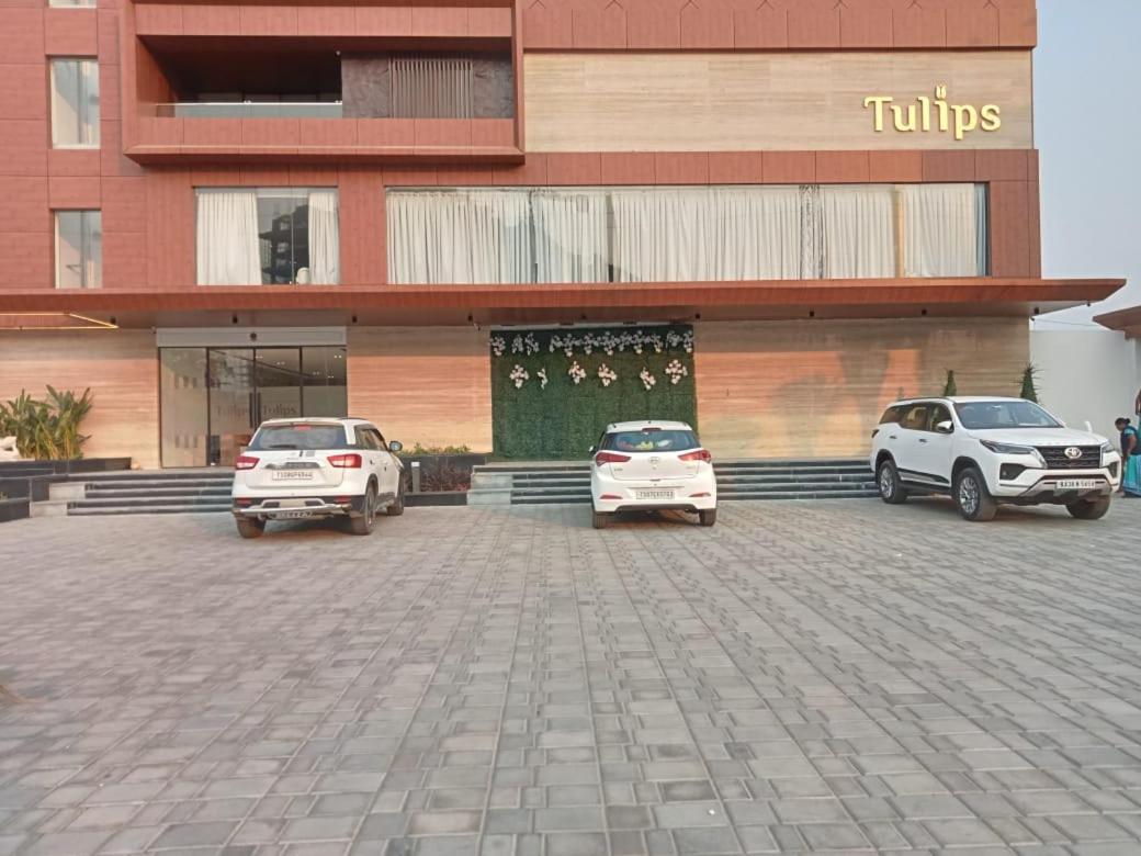Hotel Tulips Grand Хидерабад Екстериор снимка