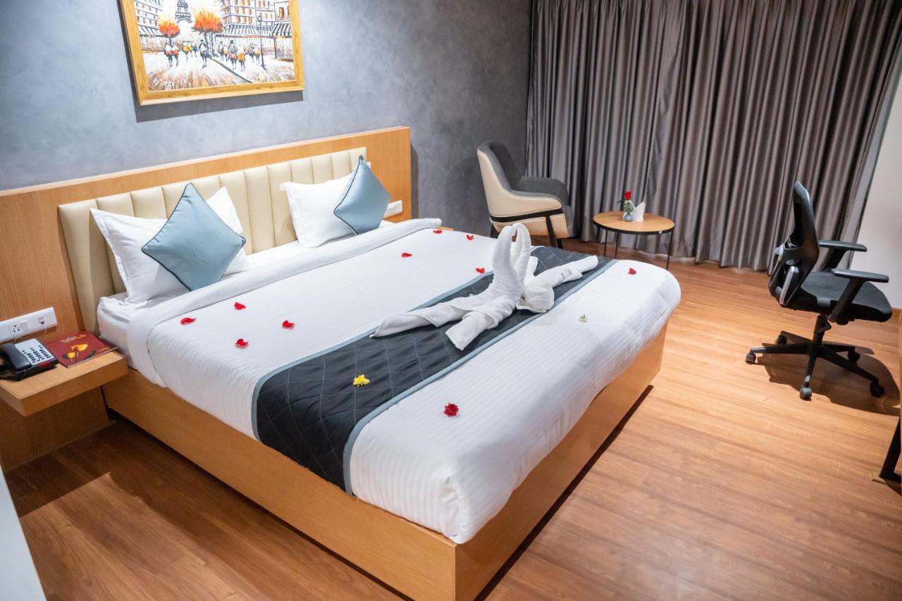 Hotel Tulips Grand Хидерабад Екстериор снимка