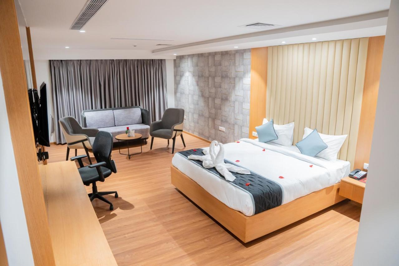 Hotel Tulips Grand Хидерабад Екстериор снимка