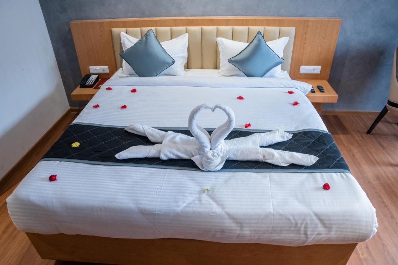 Hotel Tulips Grand Хидерабад Екстериор снимка