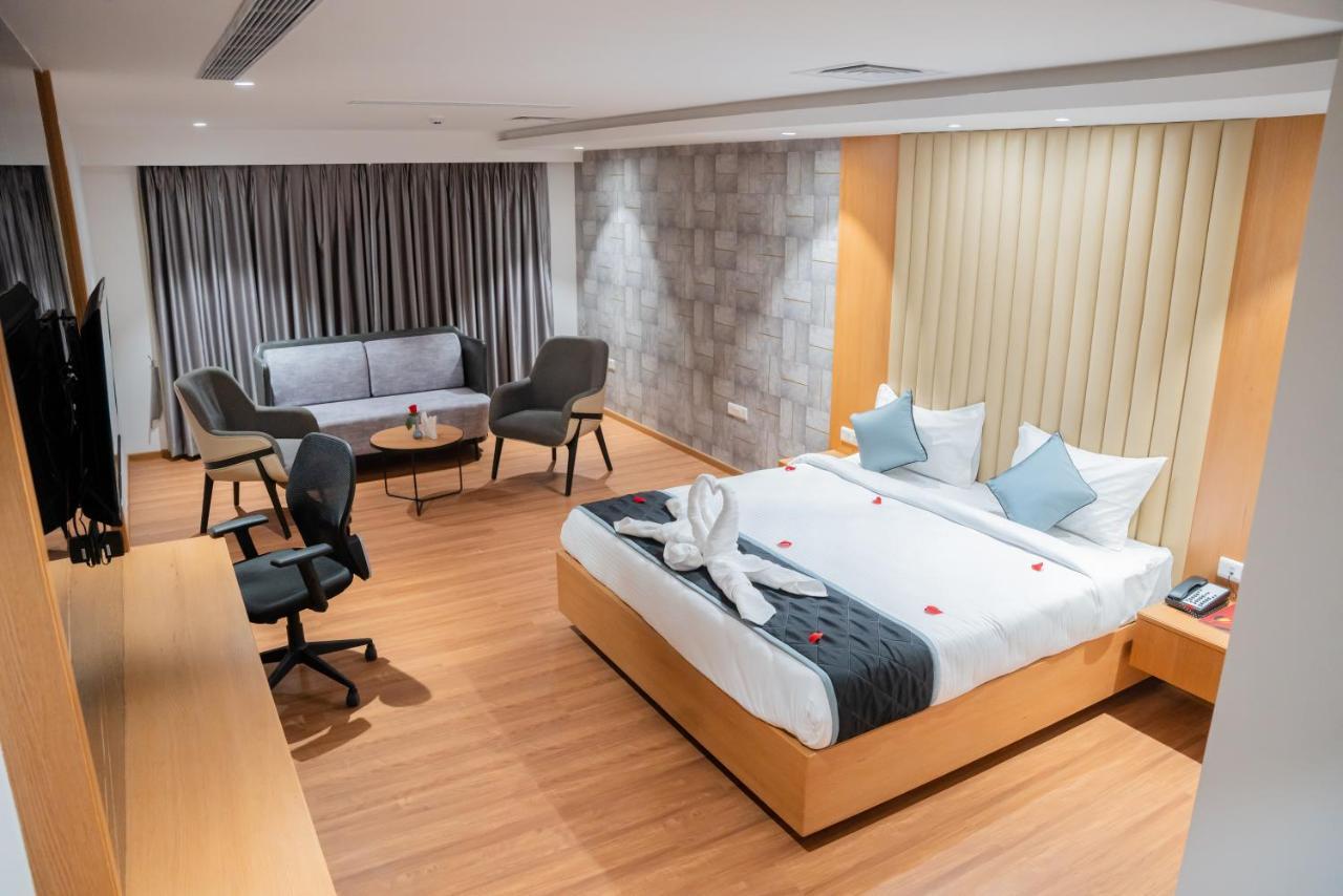 Hotel Tulips Grand Хидерабад Екстериор снимка