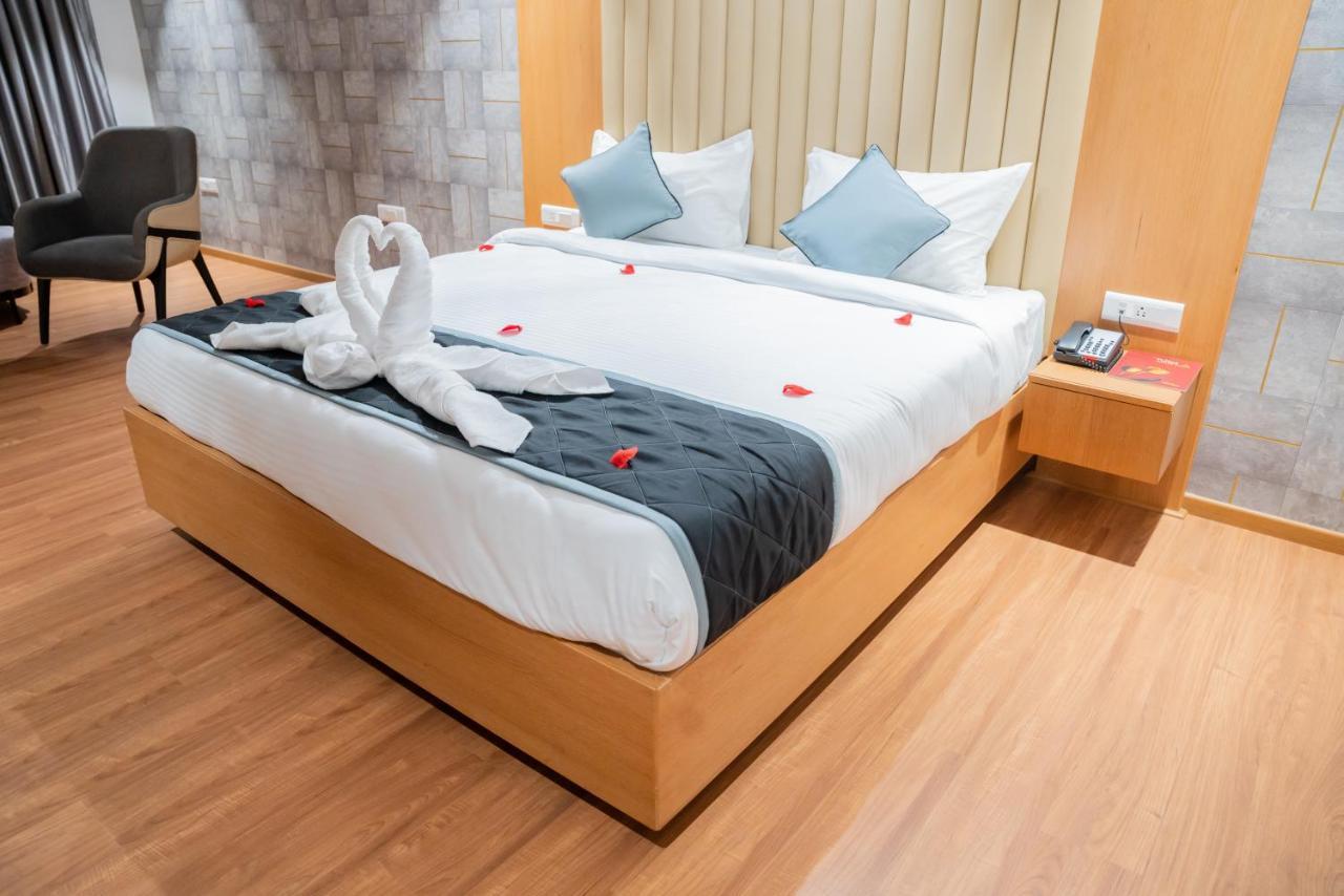Hotel Tulips Grand Хидерабад Екстериор снимка